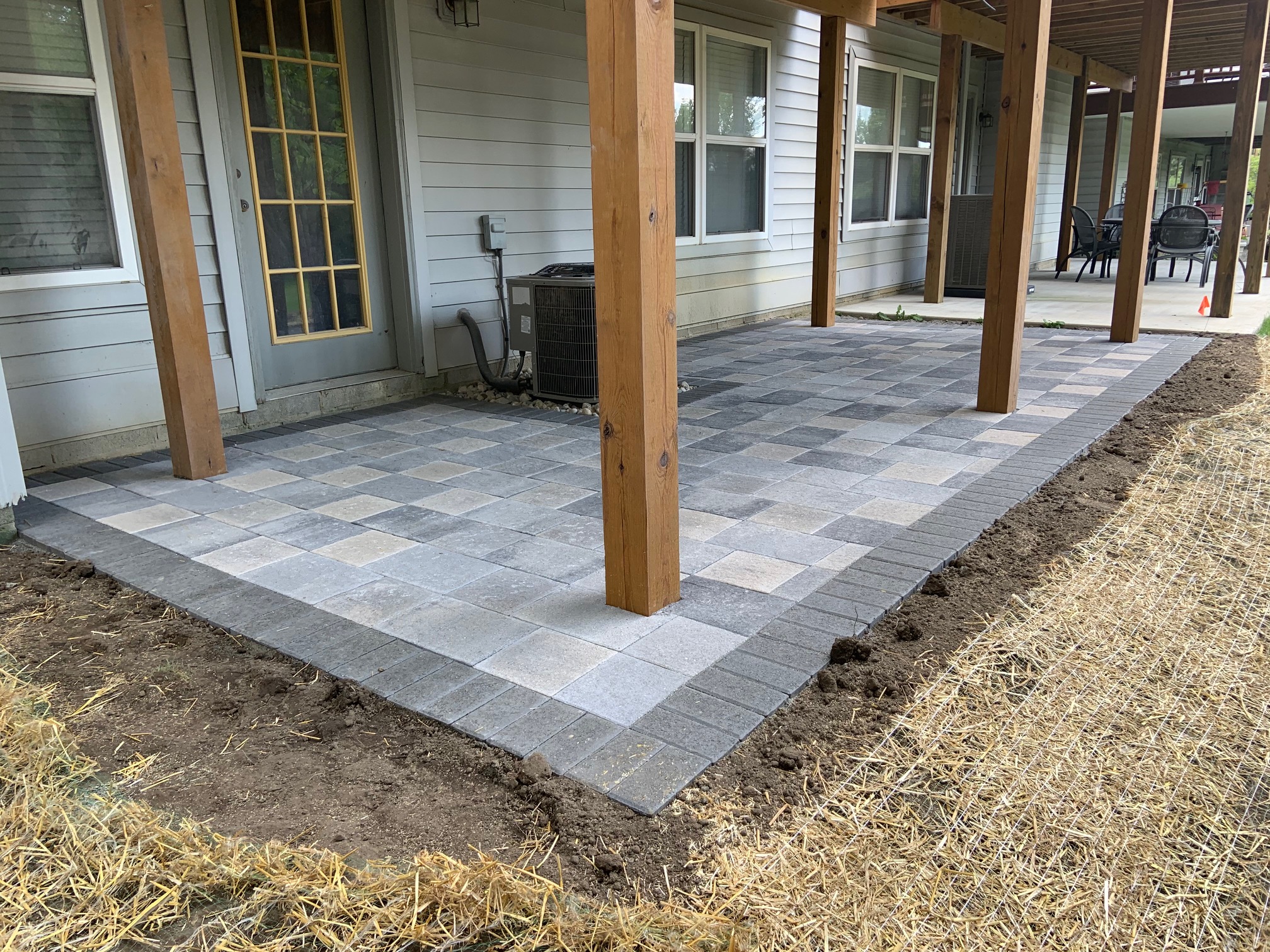 Paver patio by Twin Oaks Landscape